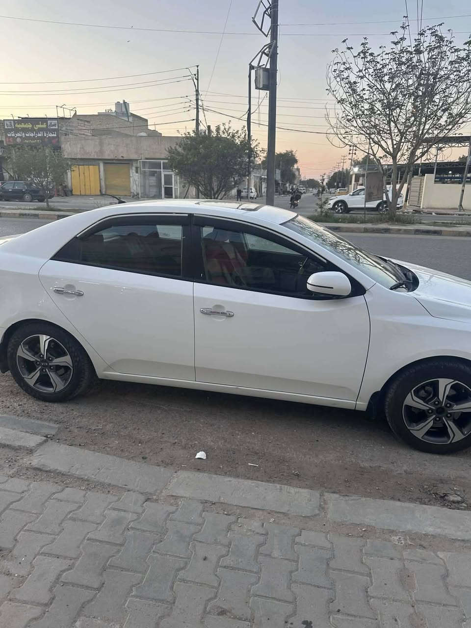 السلام عليكم
سيراتو 2013 فول مواصفات ماعدا البصمة مكفولة كفالة عامة من الضربة والصبغ والتبديل محرك 1600 مامفتوح نهائياً 
مكانها النجف حي العسكري
السعر 115 وبيها مجال حك الجية 
للاستفسار ***********
