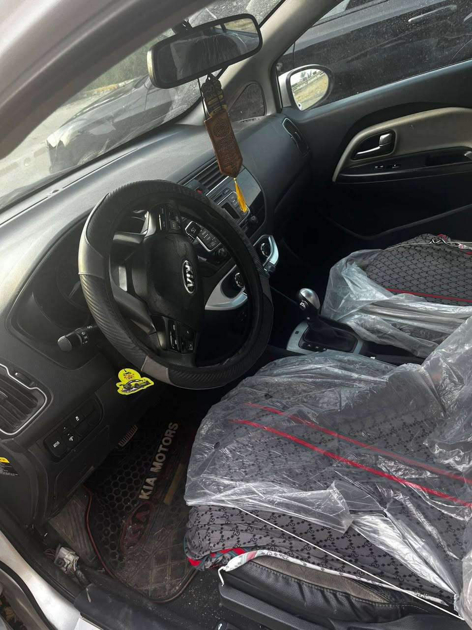 السلام عليكم كيه ريو للبيع موديل 2017 سياره خير من الله ضربته قطعه بجاملغ الامامي كشي بيه من تحكمات سيتيرن وحساسات وكامره خلفيه ورادار أمامي الاستفسار الاتصال علا الرقم
‏‪***********‬‏
