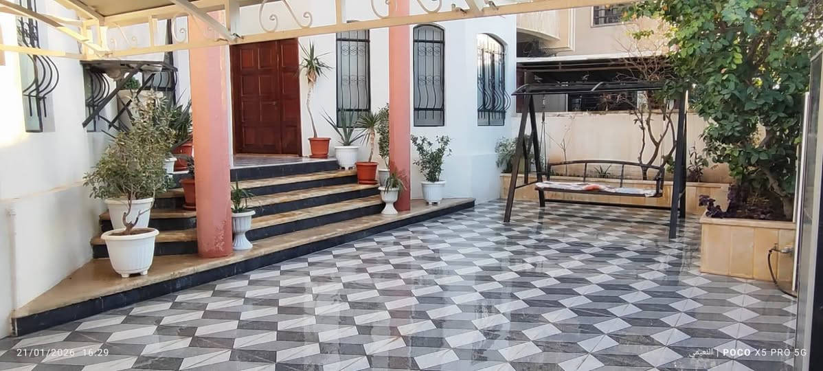 للبيع دار سكني طابقين الكفاءات الثانيه قرب شارع الطياره خلف البداله موقع مميز مساحه 300 متر واجه 12متر شارع عرض 10متر
الطابق الاول
3غرف نوم.. استقبال..غرفة طعام.. هول.. مطبخ حار وبارد... صحيات
الطابق الثاني
2غرفة نوم مع سويتات.. هول ..مخزن..صحيات
للاستفسار الاتصال خاص او الارقام التالية
***********
***********
