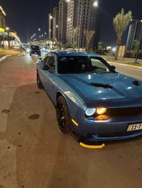 لبيع دوج جالنجر 18 لون بحري مميز بلاك توب Sxt مكينه V6 ماشيه 104 ميل ح...