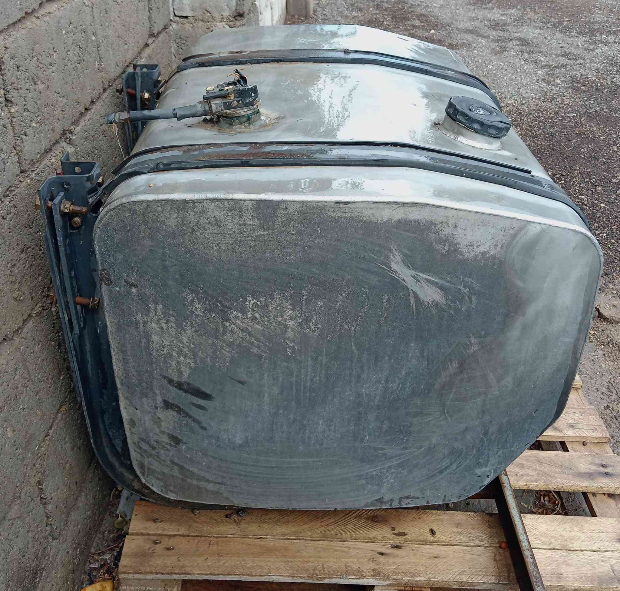 تانكي كاز للبيع مكفول من ضربة وزرف 390 لتر ///// ***********
