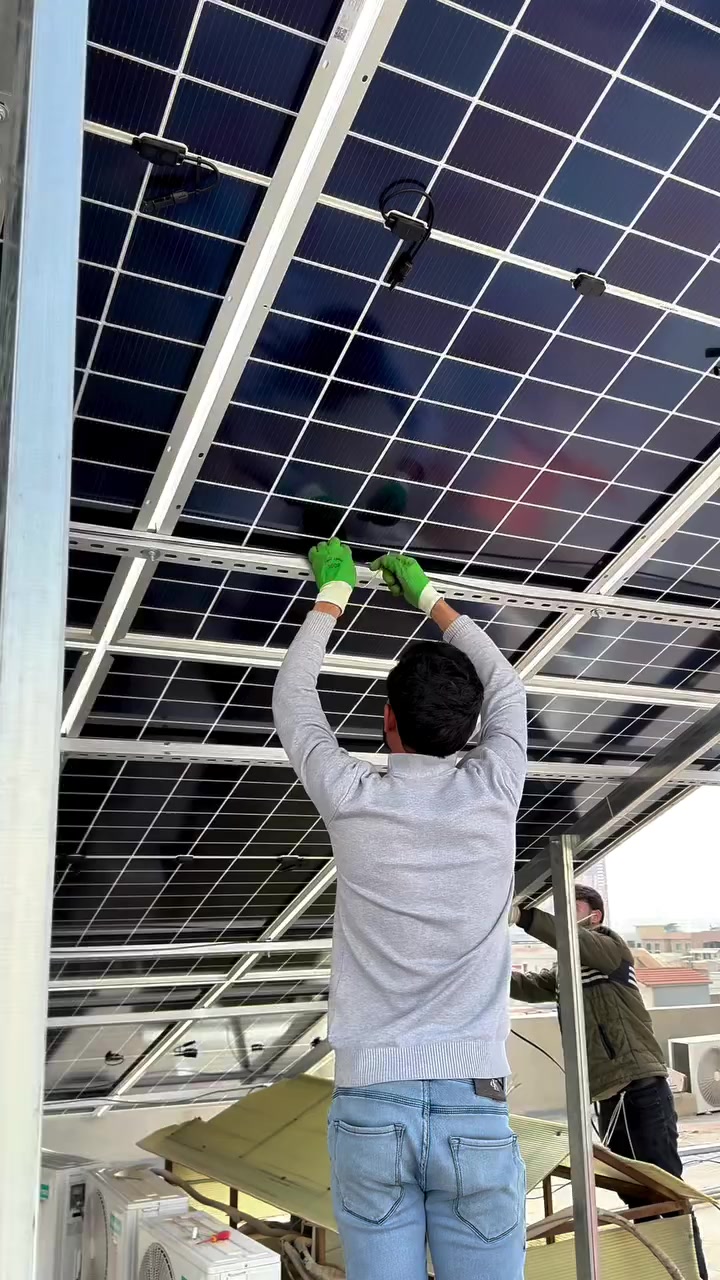 تم بحمد اللّٰه تنصيب منظومة طاقة شمسية لمجمع طبي ضمن مشاريعنا المميزة، حيث تم تنفيذ المشروع وفق معايير عالمية وبأعلى مستويات الجودة لضمان توفير طاقة مستقرة وآمنة تلبي احتياجات المجمع على مدار اليوم.
نحن في شركة V.MAX للطاقة الشمسية نواصل العمل بخطى ثابتة لتنفيذ المشاريع باحترافية عالية، معتمدين على خبرات هندسية وتقنيات حديثة لنقدم أفضل الحلول في مجال الطاقة الشمسية.
※少
طاقة نظيفة
كفاءة عالية
١ تنفيذ باحترافية
للتواصل والاستفسار:
***********
***********
