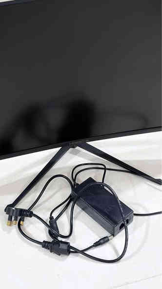 شاشة هويسدا نظيفة جدا شغالة ١٠٠٪؜ بدون اي خلل 
المواصفات 
سرعة استجابة 1ms
التردد 165hz 
فئة الالوان ips 
المنافذ : display port - hdmi - usb 
السعر 210 الف وبيها مجال بسيط 
للتواصل خاص او رقم الجوال 
***********
العنوان بغداد بغداد
