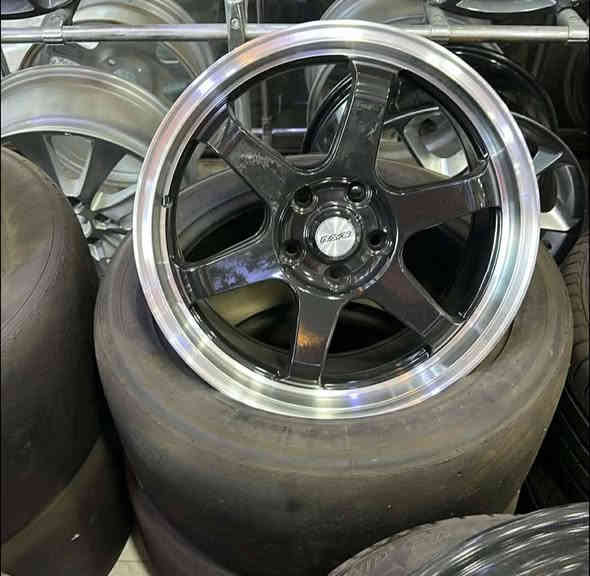 السلام عليكم 

مجموعة ويالة رياضي 
حجم 17
يرهمن كولف-مارسدس-اودي-mg-نيسان  

جديد غير مستخدم 

يتوفر توصيل لكافة المحافظات 
***********
***********
