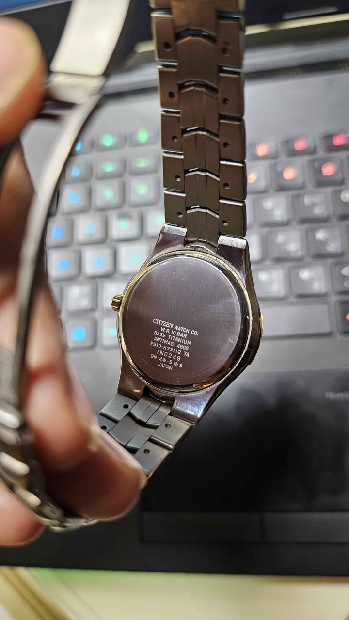 ساعة سيتزن اصلي مكينة بطارية ويمكن شحن البطارية  عن طريق اي مصدر ضوئي(  الشمس او مصباح الغرفة) بيهه خاصية ضبط الوقت عن طريق الموجان الراديوية القطر تقريبا 37  المهتم يتواصل خاص او واتساب *********** ويتوفر توصيل فقط 5 بغداد, العراق
