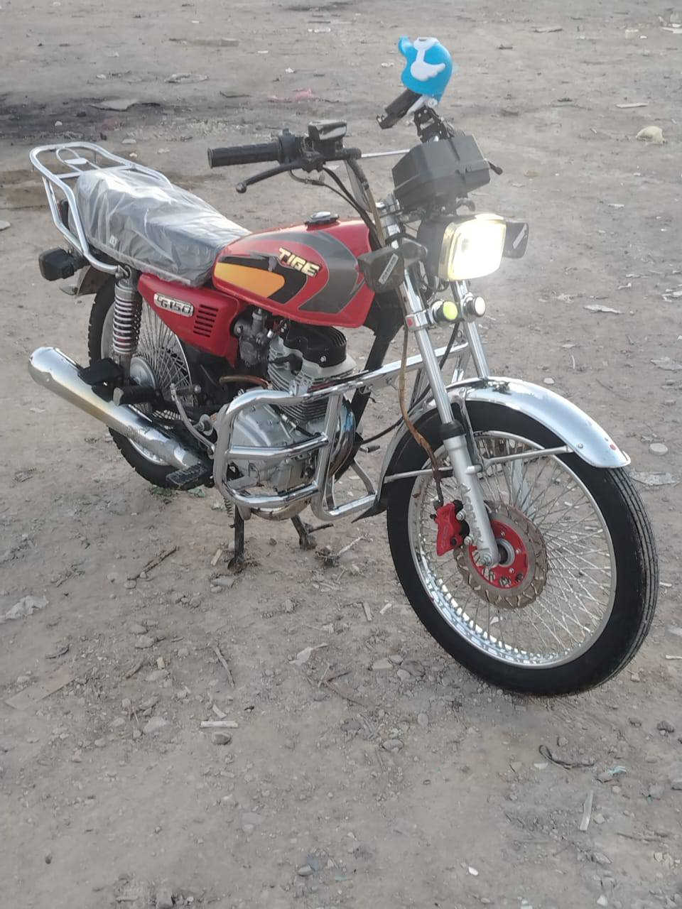 سلام عليكم دراجه للبيع نضيفه ومناسبه موديلهه 2023 مكينتهه مفتوحه لا تنقيص ولا تبخير ولا نضوخ تايرات ورة وكدام جديد توهن مشدودات بريك ورة وكدام شغالات كهربائيات كلهه جديده مازدة ام الد حته الاشاير ام الد بس ما اعرف اشبيهن فجأه طفن  السعر 400 او بيهه مجال بسيط مكانهه بغداد/***********
