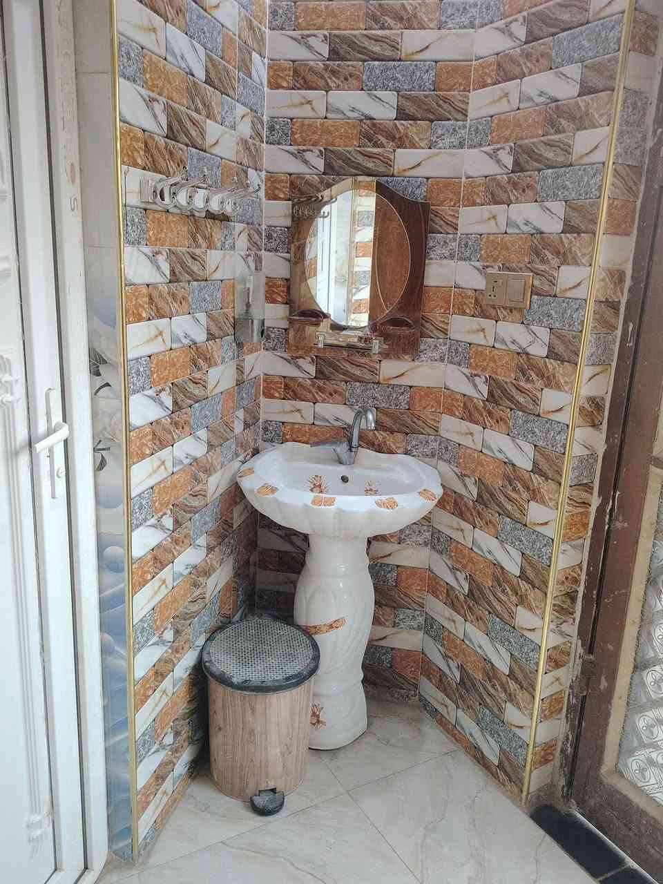 بيت طابو صرف  المساحه  (250)مترالبيع
العنوان بحي الزهراء شارع 20علئ الشارع العام خلف المعهد الفني

البيت يحتوي على طابقين
الطابق الاول
غرفه عدد 2
مطبخ حار وبارد
صاله 1
مناور عدد2
استقبال
صحيات داخليه وخارجيه
الطابق الثاني
غرفه عدد 2
صاله 1
صحيات داخليه

العنوان حي الزهراء شارع 20
الاستفسار على الرقم
***********
