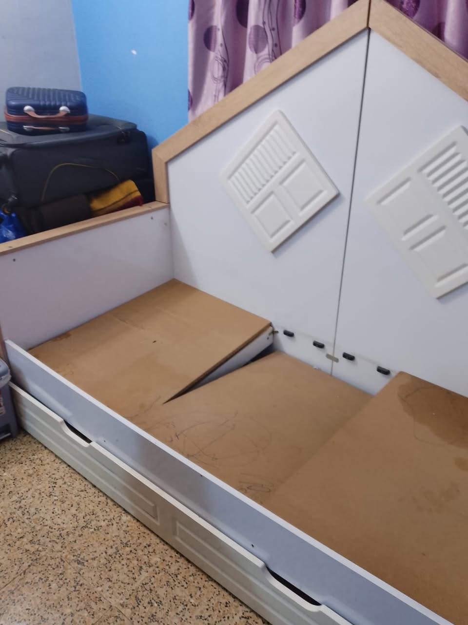 السرير اشتريناه ب 500 الف فيه كسر مثل مامبين بالصورة اللي يريده يجي يفككه وياخذه مجانا لايتضمن المندر فقط السرير كما هو والتفكيك والنقل على المشتري علما ان السعر مجانا


**إذا كنت صاحب هذا الإعلان وتريد حذفه لأي سبب، رجاءا أرسل رسالة إلى الدعم الفني**