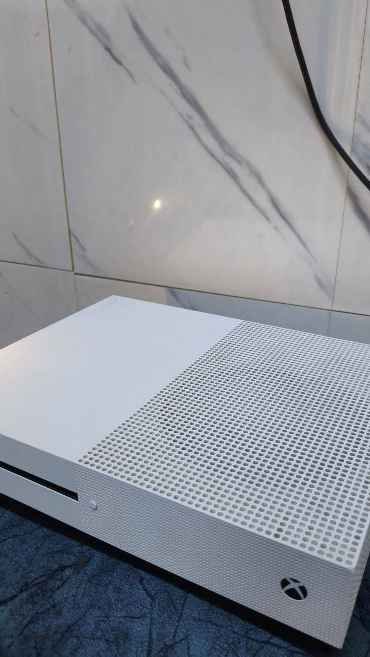 اكس بوكس وان اس ذاكره 1 تيرا 
مع حساب بي ردد ردمشن التمت نسخه محسنه 
كامل ملحقاته مع يده اصليه الجهاز نضيف وما داخل اي صيانه 
مكاني البصره حيانيه 
سعر 200 وبي مجال 
***********
