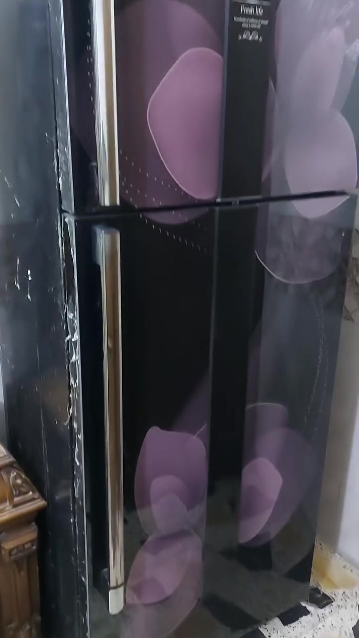 ثلاجه حجم كبير نوع KENWOOD سعر 300الف وبيها مجال  ***********
امانة الله ورسولة تبرد زين وجمد بس فطر بداخل الثلاجه من اشتريتها وماااامثر عليها ابداا ولله
