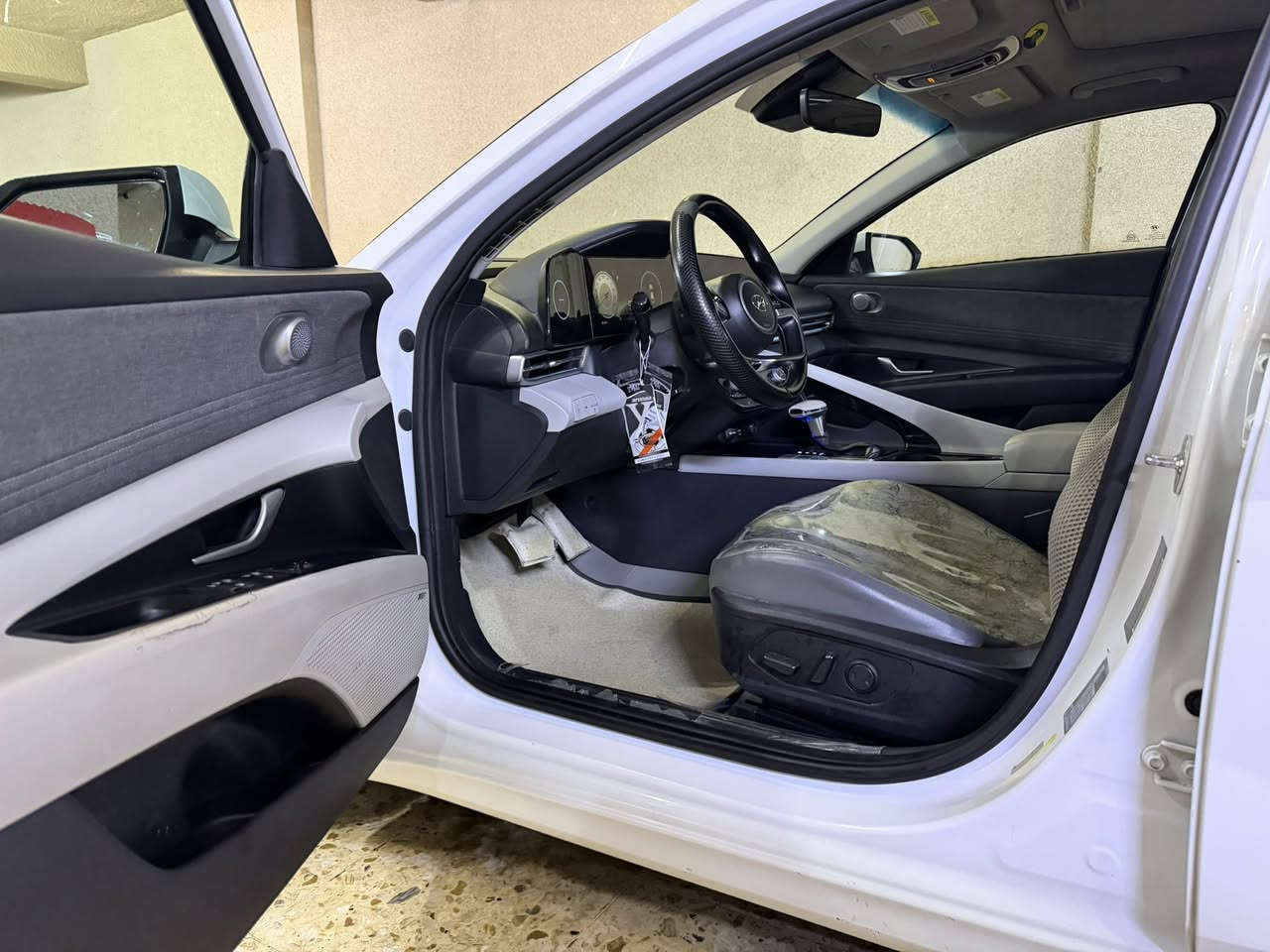 سلام عليكم النترا لمتد  موديل 2021سياره فول الفول فتحه سقف بصمة تشغيل عن بعد سياره جاهزه ونصبتها تخبل  حادثها قبغ جنطة فقط سياره بأسمي 170$وبيها مجال ***********
