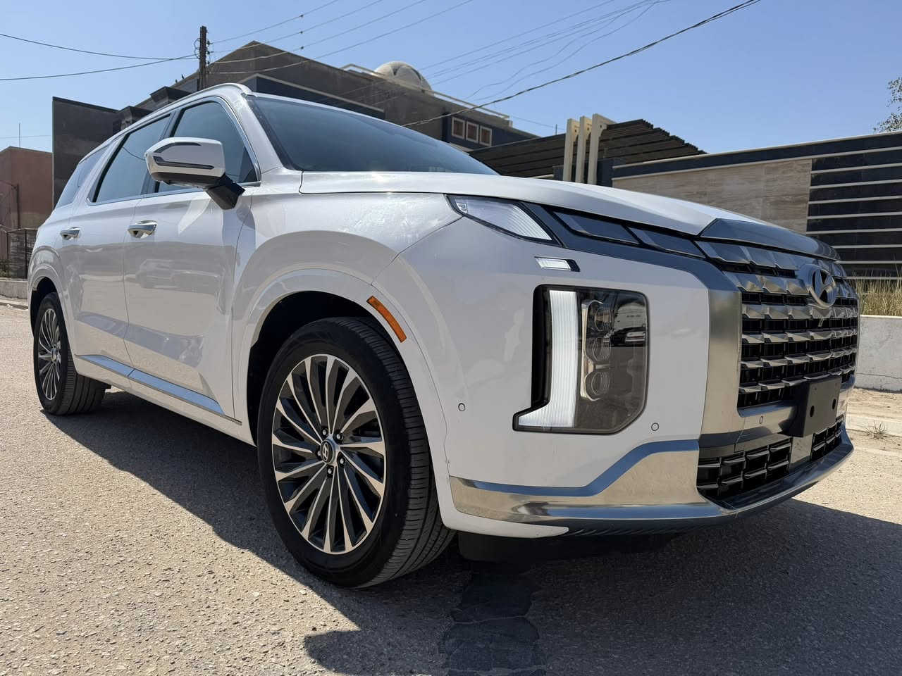 السلام عليكم
(بالسايد2024 امريكي)

فول مواصفات اعلى فئه بيهن كالكرافي

- رقم بابل شهداء

- شاشة عرض(داتا شو)

- المحرك3/800     <كير ومحرك مكفول

- بصمة تشغيل  +تشغيل عن بعد+تحريك ذاتي 

- بانوراما سقف ابيض كنتاره

-فتحة سقف عدد ٢

-سماعات من شركة هارمن كاردن  

-رادار امامي  + خلفي+رادار جانبي  

-حساسات امامي + خلفي 

-  كامرات عدد5  360 درجة  

-  كشنات كهربائي تدفئة وتبريد خزن ميموري 

- كشنات جلد اابيض ملكي+٧ راكب قلاب كهرابائي 

- انارة داخليه (محيطيه) + انارة دشبول لد 

- بردات جانبية

- تبريد مركزي امامي + خلفي منفصل التحكم

-تحكم ستيرن + شفتات

- تدفئة ستيرن 

- مرايا هيتر + تعتيم 

- صندوق كهربائي شفط

- وضعيات قيادة  ) فورويل 4X4

- ويل كب حجم  ٢٠ 

- اوتو هولد + نقطة عمياء 

- سايد بريك بصمة + مثبت سرعة

- شحن لاسلكي 

- إشارات بالمرايا  + إشارات جانبيه

- اوتو بريك 

- تحديد مسار

-شاشة ديجتال كبيرة

-تشغيل عن بعد .
داخل
 ابيض ملكي  
-  دفع رباعي

- نظام مانع انزلاق 

- نظام نزول منحدرات 

كشنات Vip منفصل 

والكثير من المواصفات لم تذكر بعد .

   ( حادث بنيد وربع جاملغ بدون دواخل)  **

مكاني بابل 

الاستفسار ***********
