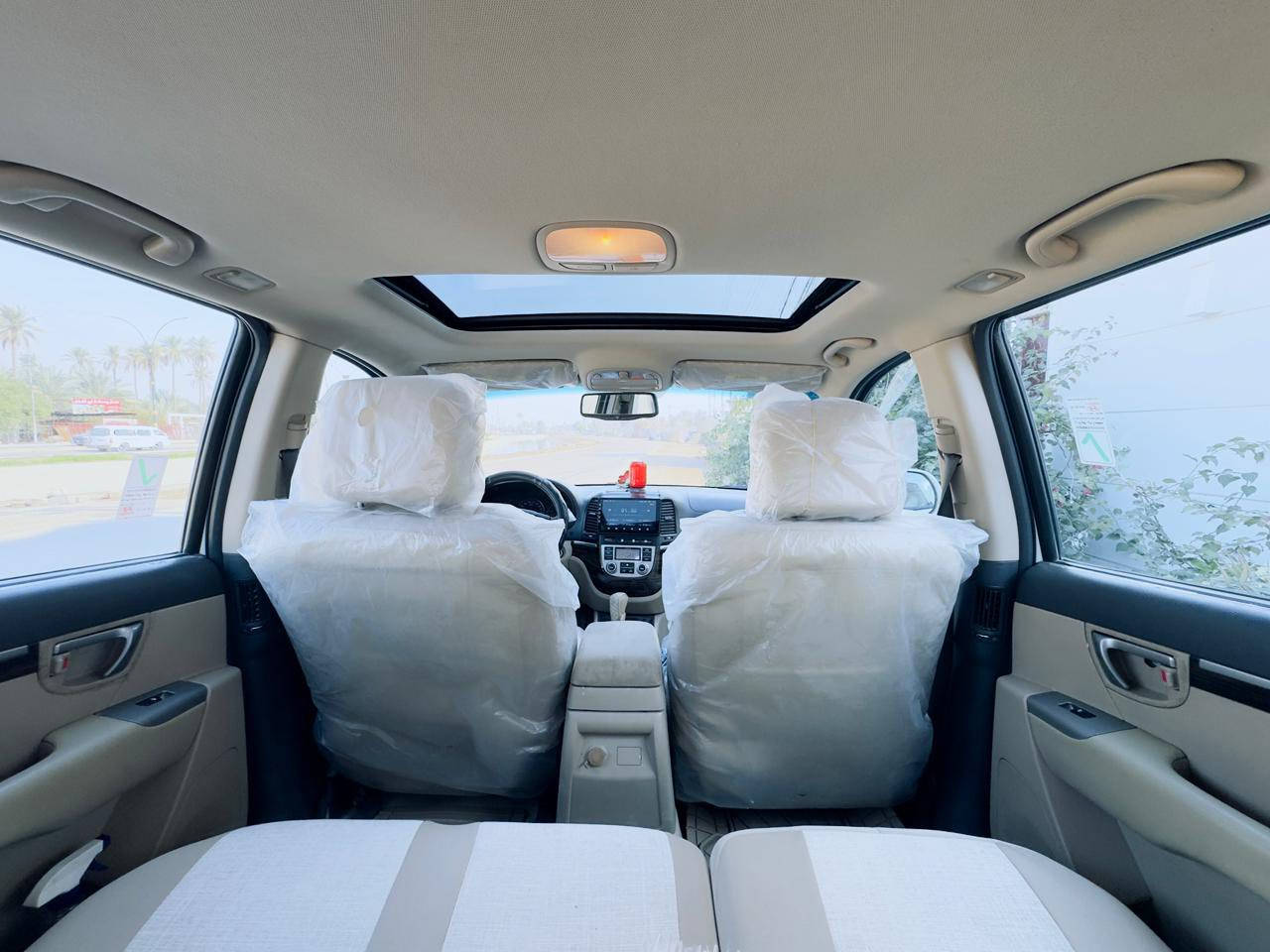 سيارة هونداي سنتافي موديل 2011 وارد خليجي.
سيارة كلش نظيفه ومال بيت و سونار موجود جديد .
السيارة كامل  مواصفات / دفع رباعي 4WD/ محرك 6 سلندر.3500
7 راكب .  
  كير اوتوماتيك بلادي. 
 محرك بلادي ما مفتوح. 
تدفئة وتبريد خلفي وامامي. 
بانوراما .فتحه في السقف .
قفل مركزي /شاشة ايباد كامل مواصفات. 
الجامات فل كهربائية/والمرايات الجانبيه ايظا كهربائية.
الكشنات مغلفة.
حساس خلفي .
كاميرة خلفيه
ثلاجة بلادي  في السياره. 
بصمة 
رقم اربيل جديد هزة وفحص جديد والتحويل اي يوم يعجبك.
السياره بأسم الوالد
السيارة ماشية 160 الف كم .
السعر   165 بيه مجال قليل
السياره موجودة في كربلاء الحسينية.
للإستفسار الاتصال بالرقم    ***********.
