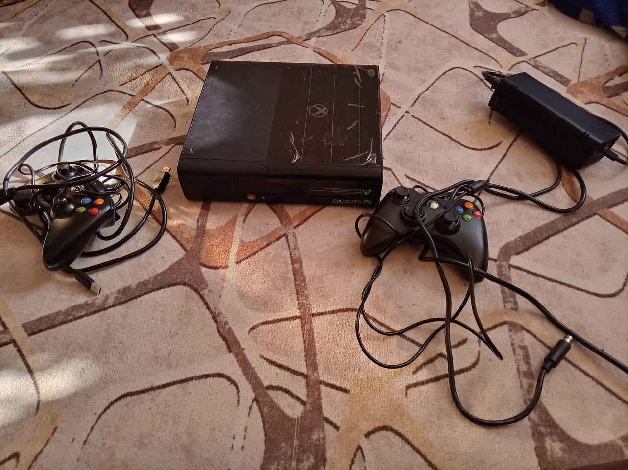 إكس بوكس 360سلم e شغال كل ملحقاته جاهزه بس ألعاب ممسوحات يعني بس تبدل هارد فقط قيم بما  يرضيك ويرضيني واليريد يجي خاص مكاني بابل مركز رقمي هذا ***********
