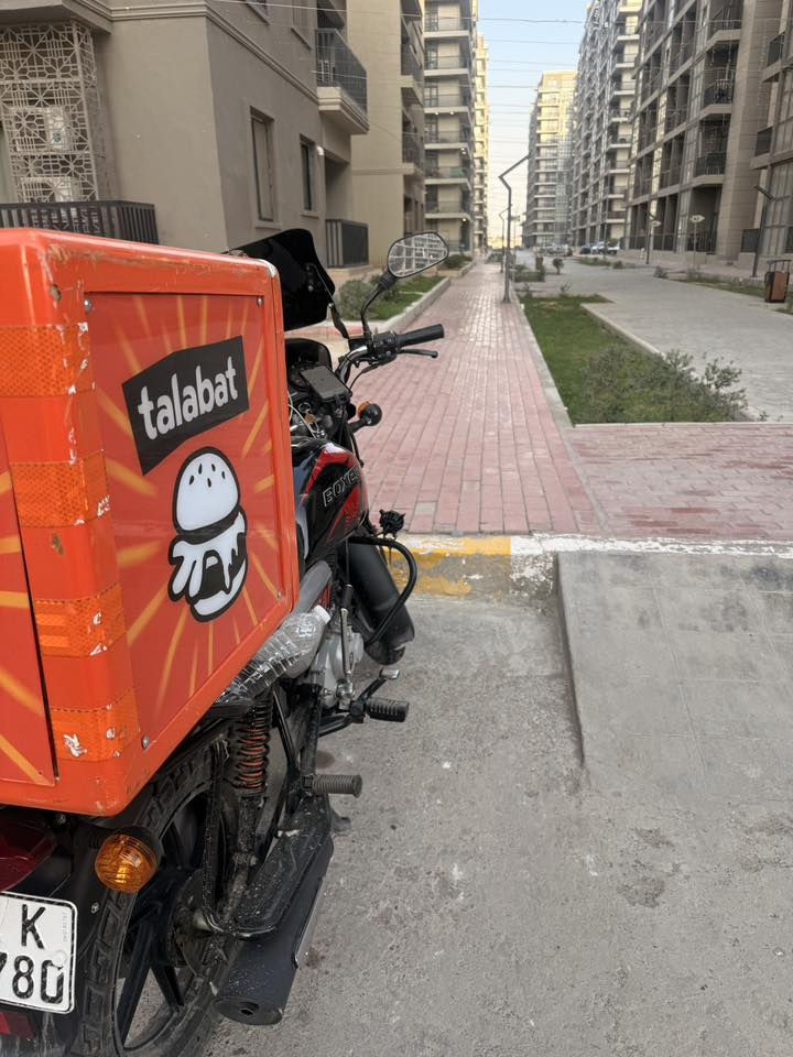 السلام عليكم دراجه بوكسر للبيع مرقمه كامله موديل 23 نازله بل 25 شهر 9 دراجه بعدها جديده او ع ايدي 
السعر 3250 وبيها مجال بسيط 
للاتصال / ***********
