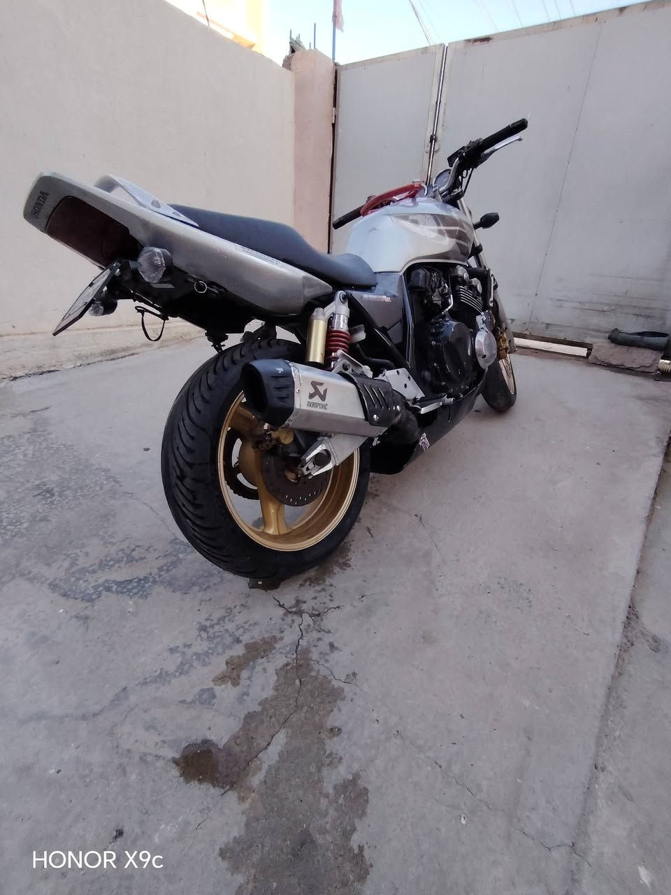 السلام عليكم ورحمة الله وبركاته
للبيع cb400 جيل ثالث السعر ١٨ مكاني بابل
الشراي يتفضل خاص او يتصل ***********
