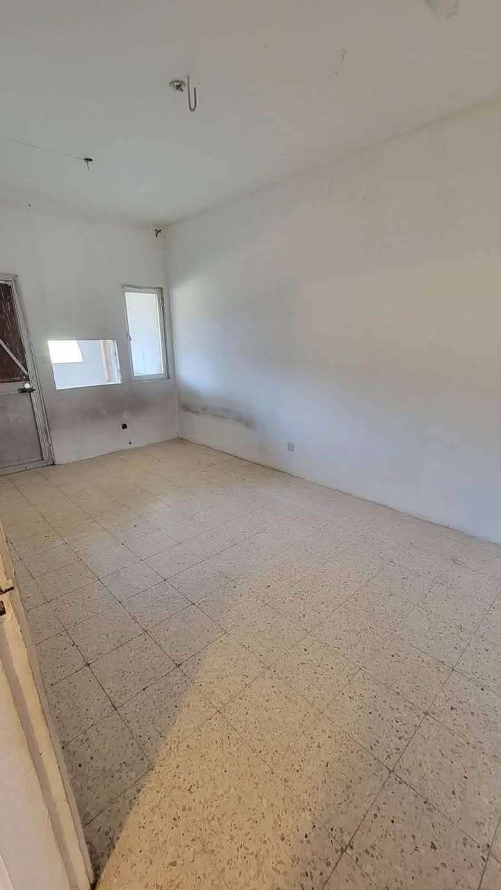 🏡 للإيجار في السيدية – مجمع (5)
✨ شقة طابق ثاني بموقع مميز، مناسبة للعوائل وجاهزة للسكن.
🔹 تتكون من:
✅ 3 غرف نوم
✅ صالة
✅ مطبخ
✅ 2 حمام (خدمات)
✅ مخزن

💰 الإيجار: 550 ألف دينار شهرياً
————————————
📞للاستفسار:☎️ ***********
