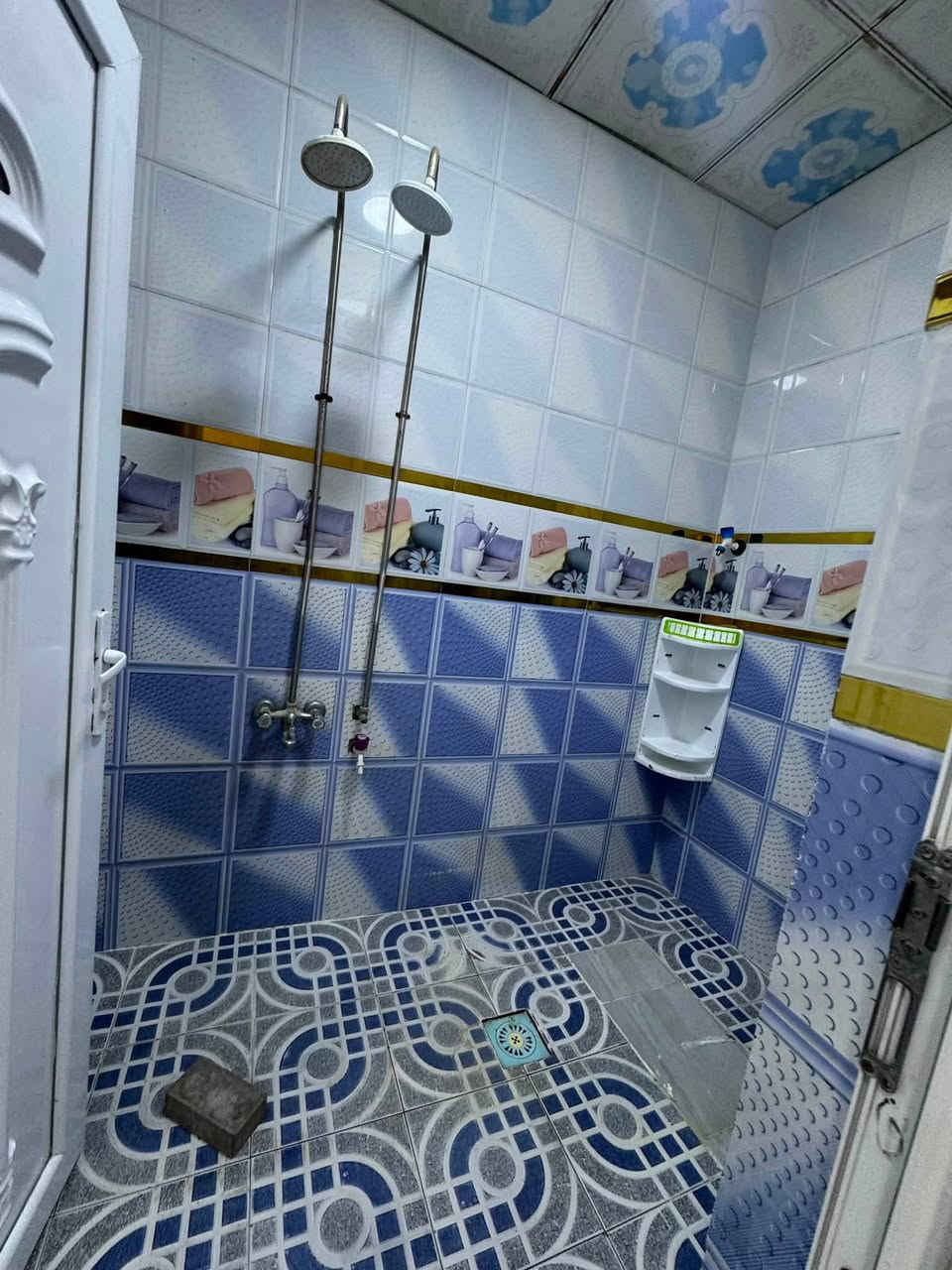 بيت للأيجار في القبله حي القائم بضهر مدرسه العليم طابق واحد جديد يحتوي على غرفه صاله مطبخ وستقبال مجموعه صحيات داخليه خارجيه سعر للأيجار(((550)))للتواصل على رقم ***********
