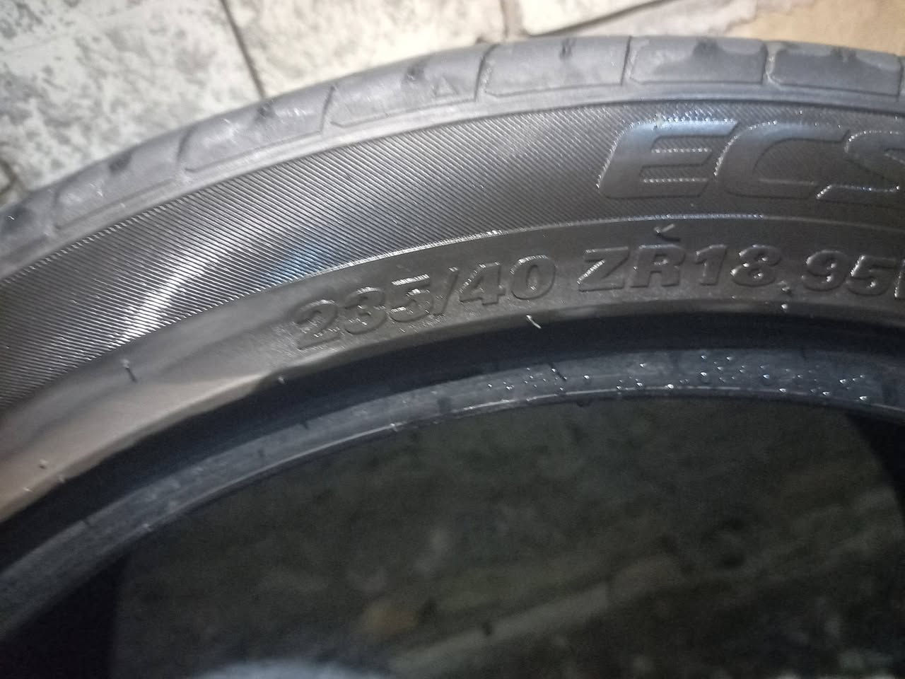 السلام عليكم عندي تخم جنت شاده k5 حجم 
235..40..ZR18
نظافتهن ٧٠ بالميه 
واحد مابي لا ركعه ولا فتيله 
و٣ تايرات كل تاير فتيله وحده 
السعر 100 
للاستفسار ***********
