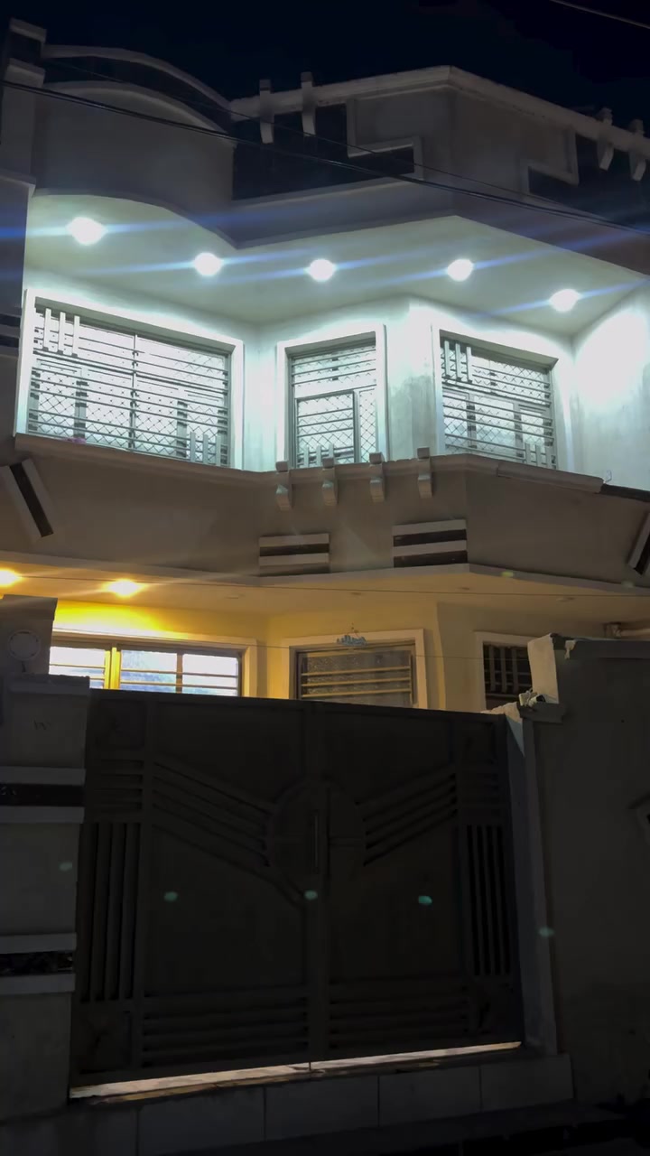 بسم الله الرحمن الرحيم 
دار للبيع في منطقه الدوره العدل الاولى مقابل صيدليه السنبله مساحه ١٠٠ متر سند ٢٥ يحتوي صحيات خارجيه الطابق الاول على غرفه ومطبخ واستقبال وحولي عدد ٢ وصحيات الطابق الثاني يحتوي على غرفتين وصحيات الطابق الثاث يحتوي على غرفه واحده  للاستفسار الاتصال على الرقم *********** بسعر مناسب
