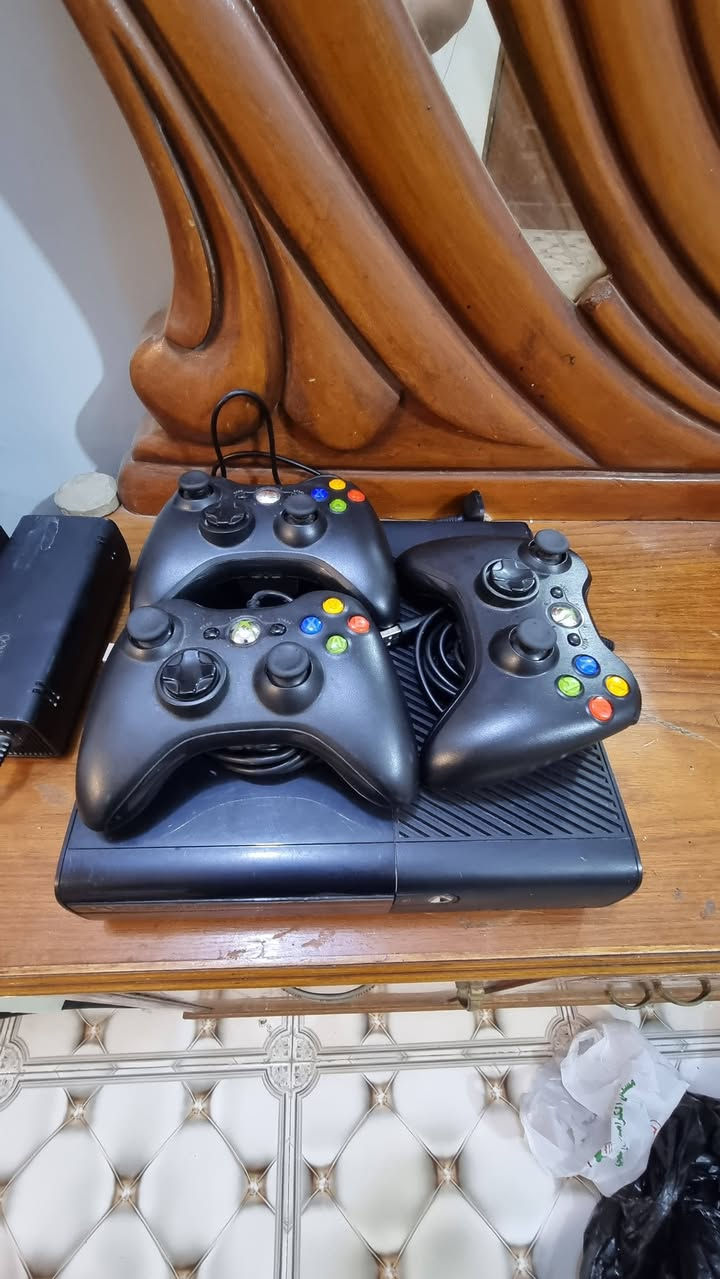 اكس بوكس 360 سلم نضيف جدا 
يحتوي على 240 لعبه وثلاث جويستكات اصليه
واحده شحن وثنين واير كامل بدون نقص 
السعر 125 عنوان بغداد الشعب للاتصال او واتساب *********** يوجد توصيل لكل محافظات
