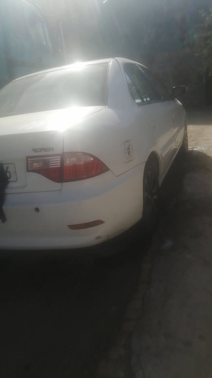 السلام عليكم سمند سورن 2012 سياره مكفوله بس باب السايق مبدل وبابهة البلادي عندي بي ضربه بسيطه رقم انكليزي. سنويه ل 31 حداديه هزه كله جديد سياره ماتتعب عليهة مداور ثاني يوم سعر السياره 42$ ي استفسار عل رقم التلفون ***********  مكان السياره دوانيه
