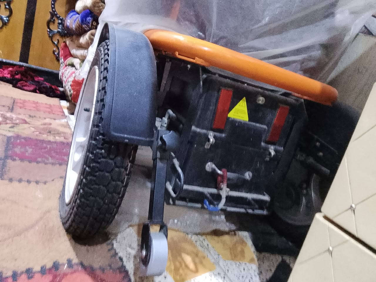 كرسي متحرك البيع ما مستعمل بطاريتين 24فولت مكان ناصريه خلف جامعت ذيقار الرقم *********** السعر520 وبيها محال
