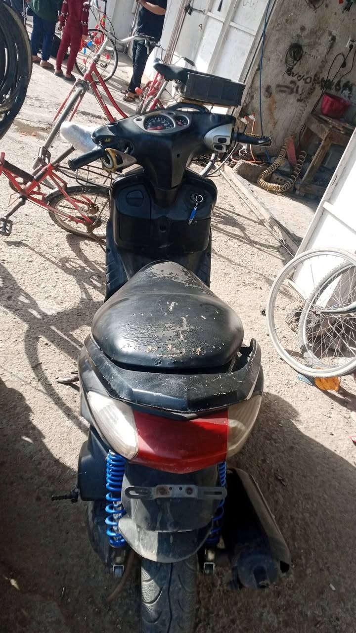 سلام عليكم دراجة سكنز نثية دراجة نكرة سلف هندر مكينة خرسة كهربائيات كلهة شغالة يرادلهةبس دكمة مال هورن وترايش فقط دراجة كلش حلوة سعر 350ماني بوب شام تواصل رقم ***********
