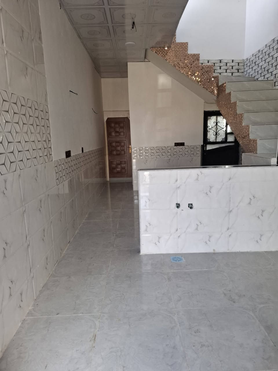 السلام عليكم
مشتمل للبيع مساحة 50 متر سند 25 أقرار محكمة  كافة الخدمات مي مجاري كهرباء تبليط الخ ...  العنوان مجاور جامعة كربلاء  قرب مدينة الزائرين  يبعد عن الأمام الحسين ع 4 كم السعر 33 قفل 🔐  للأستفسار أكثر أتصل ***********
