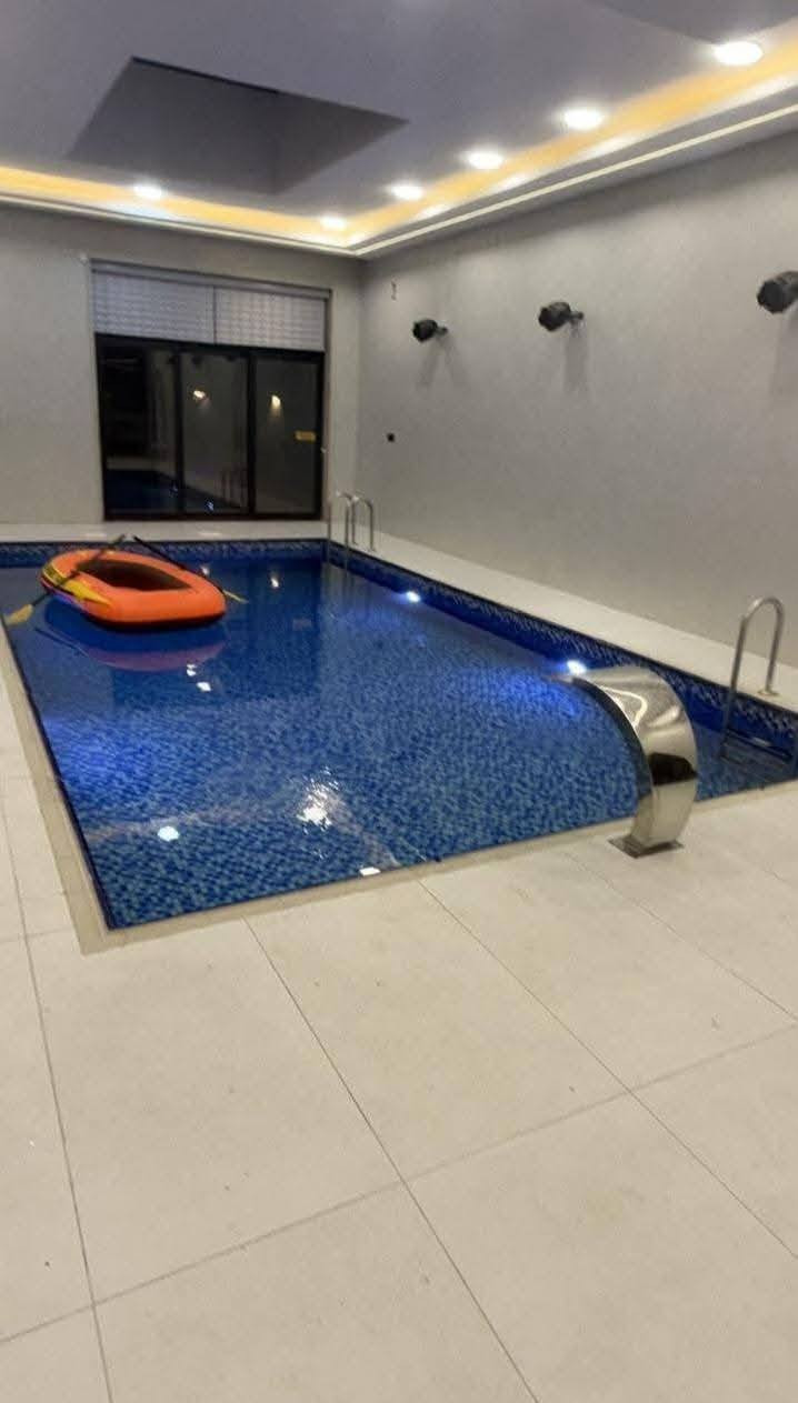 سلام عليكم يتوفر حجوزات موثق بتطبيق اجرلي العنوان الدوره البوعيثة مسبح حار و بارد 🏊 
الحجز الاستفسار تصال *********** 📞
