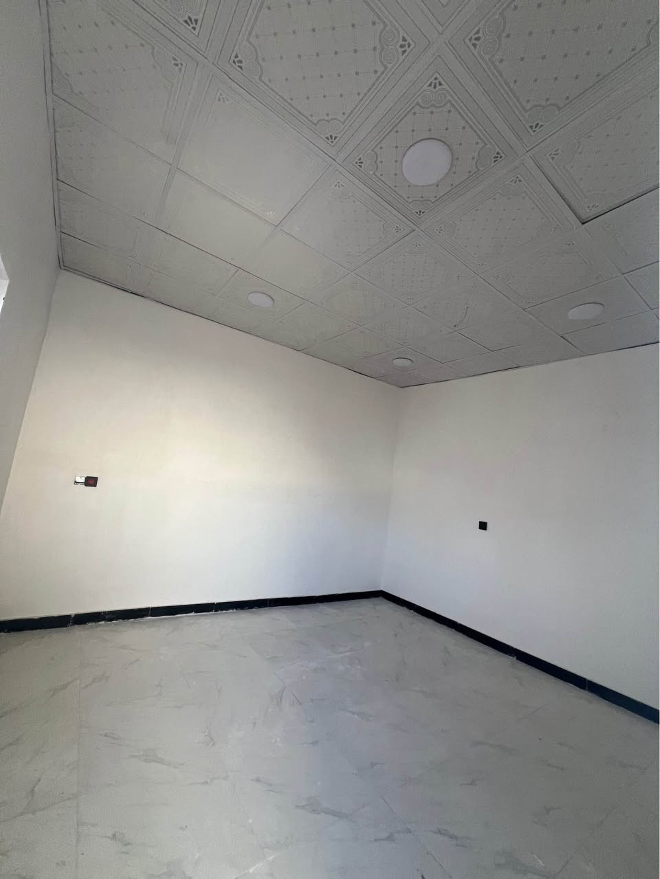 دار سكن للبيع

يحتوي على 2 غرف منام + هول+ مجمع صحيات داخليه + ديوان خارجي + صحيات خارجيه + ترك ومنور +مطبخ

مساحه المنزل 100متر 

نوع العقار طابو زاعي سند ٢٥ بسم عراقي وكاله ومكتبه ونسخه من طابو

علماً المنزل بالكامل سيراميك 

نوع السقف سندويج 

يتوفر كهرباء أمبيرات 

المنطقه تحتوي على جميع الخدمات ماء وكهرباء ومستوصف صحي ومدارس ابتدائيه 

الجيران ذهب صافي 

العنوان البصره شط لعرب الجزيره الفيروزيه 

السعر المطلوب ٣٧وبي مجال ان شاء الله 

للاستفسار التواصل خاص او على الرقم التالي /

‏***********
مكتب عقارت المهندس البصرة, العراق
