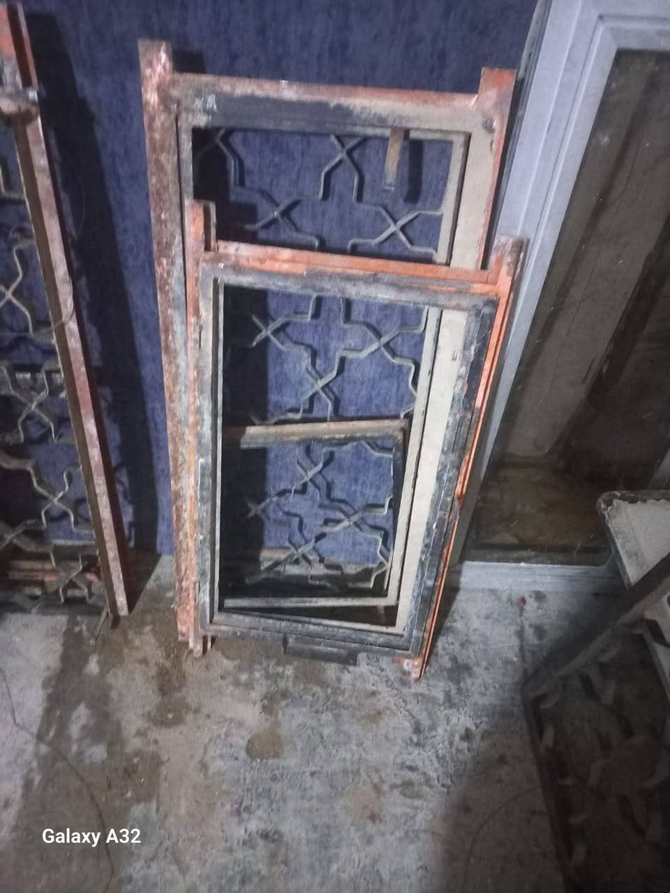 السلام عليكم بيبان وشباك ومحجر شباك وهوائيات وبابين حديد وشاور ٢ ومغاسل ثنين للبيع شلع الاتصال ***********
