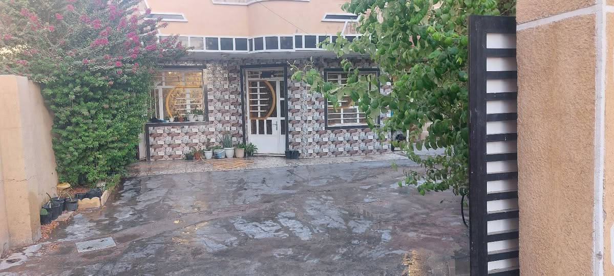 السلام عليكم
للبيع ارض مساحتها 576م بيها بناء دارين جاهزات من كلشي منطقه كامل خدمات ماء كهرباء مجاري مطريات تبليط وسكنيه وهادئه جدا صدر القناة قرب مشروع الماء بيت سعود  طريق زوار الأمام الكاظم (ع)  وبأسمنه تنباع بسعر ارض مناسبه للاستفسار ***********
