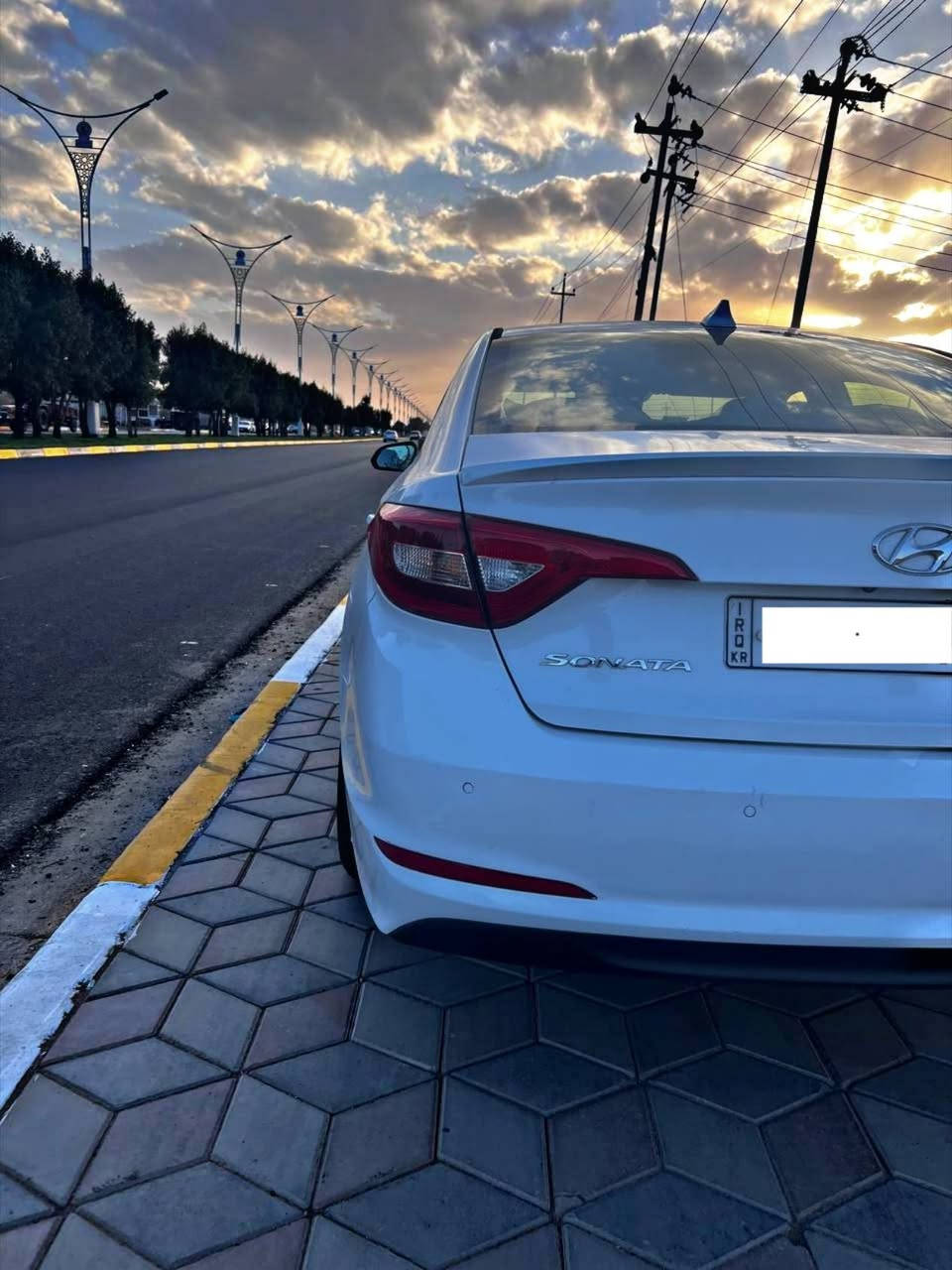 السلام عليكم
سوناتا موديل 2016
وارد امريكي 
كلين تايتل..
 . 
ماشية ( ٨٣ ) وقابله للزيادة. 
شاشة تحكم 
منظومة لايت عالي نوع led 
ليد  حاجب امامي كما موضح في الصور 
كاميرة خلفية دوارة 
حساسات خلفية 
ثلاث انظمة قيادة 
مثبت سرعة
تحكمات مقود جهتين واوامر صوتيه 
منافذ شحن USB ومخرج Aux
صدر امامي وخلفي جديد
تخم تايرات جديد
رقم شمالي الجديد.
العنوان.. ديالى 

..... 
🔺للأستفسار 
***********
