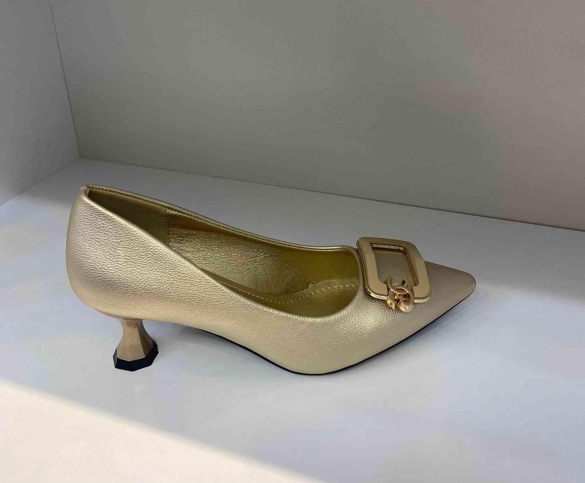 تخفيضات تخفيضات سعر فقط 10 الف
احذية وحقائب بيروت
عنوان شارع مزرعة مجمع رؤتانا طابق الاول محل رقم 24
يوجد لدينا توصيل داخل خانقين
رقم هاتف ***********
