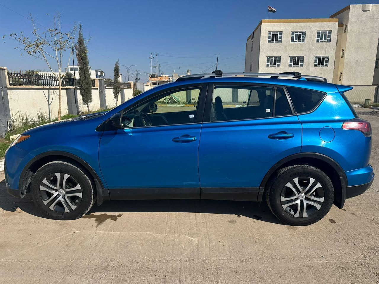 السلام عليكم
مكلف بالنشر

🚘 للبيع – Toyota RAV4 LE موديل 2018 – أمريكي 🇺🇸
📌 المواصفات العامة:
 • الموديل: 2018
 • الفئة: LE
 • الاستيراد: أمريكي
 • العداد: 89,600 ميل
 • رقم السيارة: سليمانية
 • السنوية: باسمي
⚙️ المواصفات الفنية:
 • محرك 2.5 لتر 4 سلندر
 • ناقل حركة أوتوماتيك 6 سرعات
 • نظام دفع أمامي (FWD)
 • نظام ECO لتوفير الوقود
 • صرفية اقتصادية ممتازة
🛡️ أنظمة الأمان:
 • وسائد هوائية متعددة
 • نظام ABS مانع انغلاق المكابح
 • نظام الثبات الإلكتروني (VSC)
 • نظام التحكم بالجر (Traction Control)
 • كاميرا خلفية
 • حساسات (سونار) خلفية
🎛️ المواصفات الداخلية:
 • شاشة معلومات وسطية
 • بلوتوث + AUX + USB
 • تحكم من المقود
 • مثبت سرعة
 • تكييف مركزي قوي
 • زجاج ومرايا كهرباء
 • قفل مركزي + ريموت
 • كراسي قماش نظيفة جداً
🔧 الحالة:
 • السيارة كلين ✔️
 • فقط ضرر خفيف برأس البونيد
 • تعديل على البارد بدون صبغ
 • لا توجد أي قطعة مبدلة
 • شاصي سليم 100%
 • الفحص متاح لأي مكان
💰 السعر: 18,500 دولار
(بيها مجال شي بسيط)

📞 للتواصل:
د. علاء يوسف الجعاطة
***********
