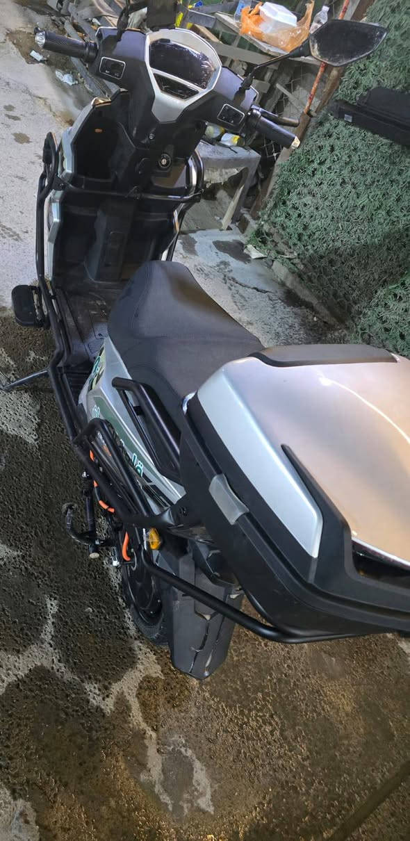 السلام عليكم عندي هاي الدراجه قبل 3 اسابيع اشتريته وهسه اريد ابيعه كامله مكمله اي نقص مابيه هاي  2025ب800 وبيه مجال للطيبين مكاني الطوبجي قرب سمير ابو الفلافل الرقم ***********
