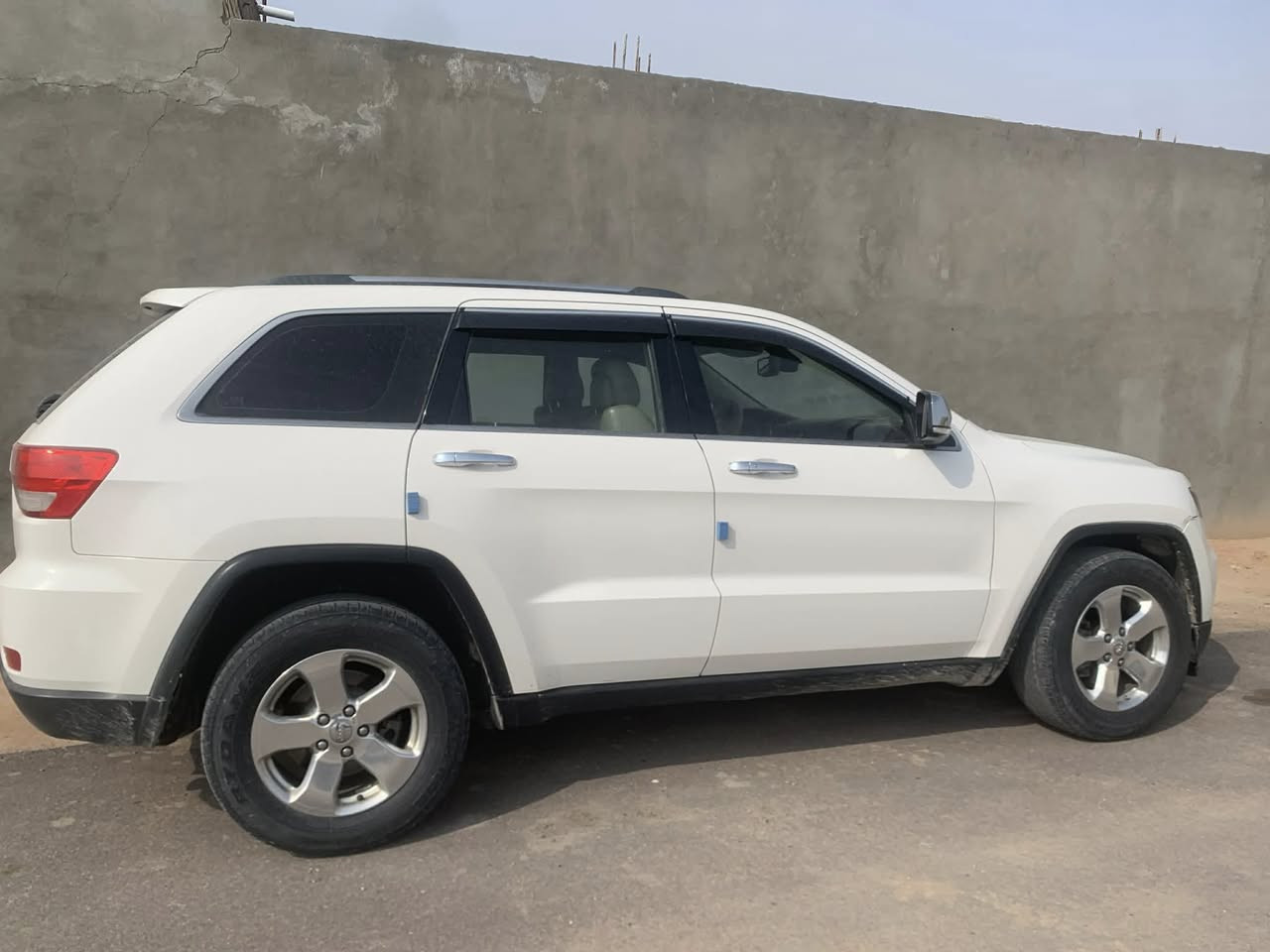 سلام عليكم جيب شيروكي لمتدد للبيع السياره فول مواصفات موديل 2012 السياره كامله مكمله من كهربائيات و تبريد السياره فول مواصفات كشنات أربعه تدفئه تبريد قطعتين تبريد كشنات جلد السياره بصمه تشغيل عن بعد مكينه 3600  سته سلندر رقم بغداد الإنكليزي مداور ثاني يوم 
بيها 12 سماعه + دمام خمس وضعيات قياده فور ويل شاشه كبيره منضومه زنون عالي ناصي السياره نيكل كامله المكان النجف الأشرف ملحق قريه الغدير السعر 145 بيها مجال الرقم ***********
