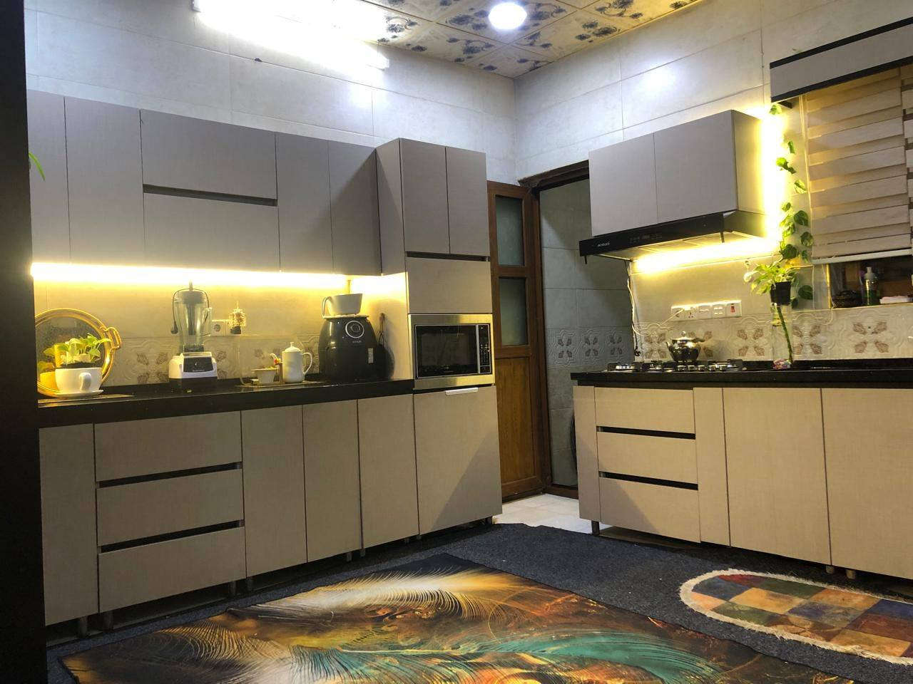 السلام عليكم 
دار للبيع حي الواسطي خلف مول حاج زياد مساحة 100 متر الواجه 5 امتار
النزال  20 متر 
 طابو ملك صرف بأسم شخص واحد 

طابقين وطابق الثالث بيتونه 
الطابق الاول _مطبخ _وصاله _وغرفه نوم _ومجمع صحيات 
الطابق الثاني _غرفه نوم _وصاله _مجمع صحيات _استقبال ( تصلح غرفه نوم)
_يحتوي على درج داخلي ودرج خارجي 

السعر 137

للستفسار مراجعه مكتب القايجي للعقار 
***********
***********
