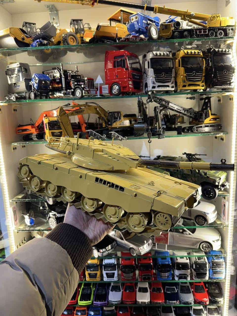 دبابة
‏صناعة يدوي 
￼قياس: ٥٠سم
كامل حديد
توصيل كل محافظات العراق
واتساب:٧٥٠٤٠٥٣٧٦٢
سعر:راسلني خاص
