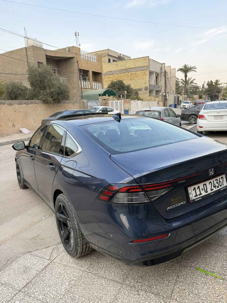 السلام عليكم
هوندا اكورد تورنك موديل 2023 
لون حبري ع نيلي لون كلش حلو 
محرك 2000 هايبرد اقتصادي جدا
فول الفول اعلة مواصفات بالاكورد 
ضرر السيارة جاملغ وربع البنيد وبيها طخة بالباب الامامية جهة عكس السايق بعدها ع وضعها ممصلحها 
كير مكينة كفالة 
ايرباك طاك 

المواصفات 
شاشة / كامرة خلفية / حساسات امامية خلفية / بصمة تشغيل وبصمة ابواب / داتا شو الجامة / كشنات كهرباء تدفئة وتبريد / كشناات خلفية تدفئة / لايت زنون led / بك لايت لد / فتحة سقف / تشغيل عن بعد
شباب السيارة فول الفول مابيها نقص مواصفة اعلة شي بالاكورد 

مكانها بغداد حي البنوك 
***********
