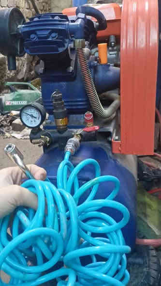 السلام عليكم كمبريسر للبيع جديد بانزين 70 لتر مع صونده هواء وصونده مسدس اني مشتري اب250 الي يفيده يدلل لان عزلت المحل وممحتاجه
