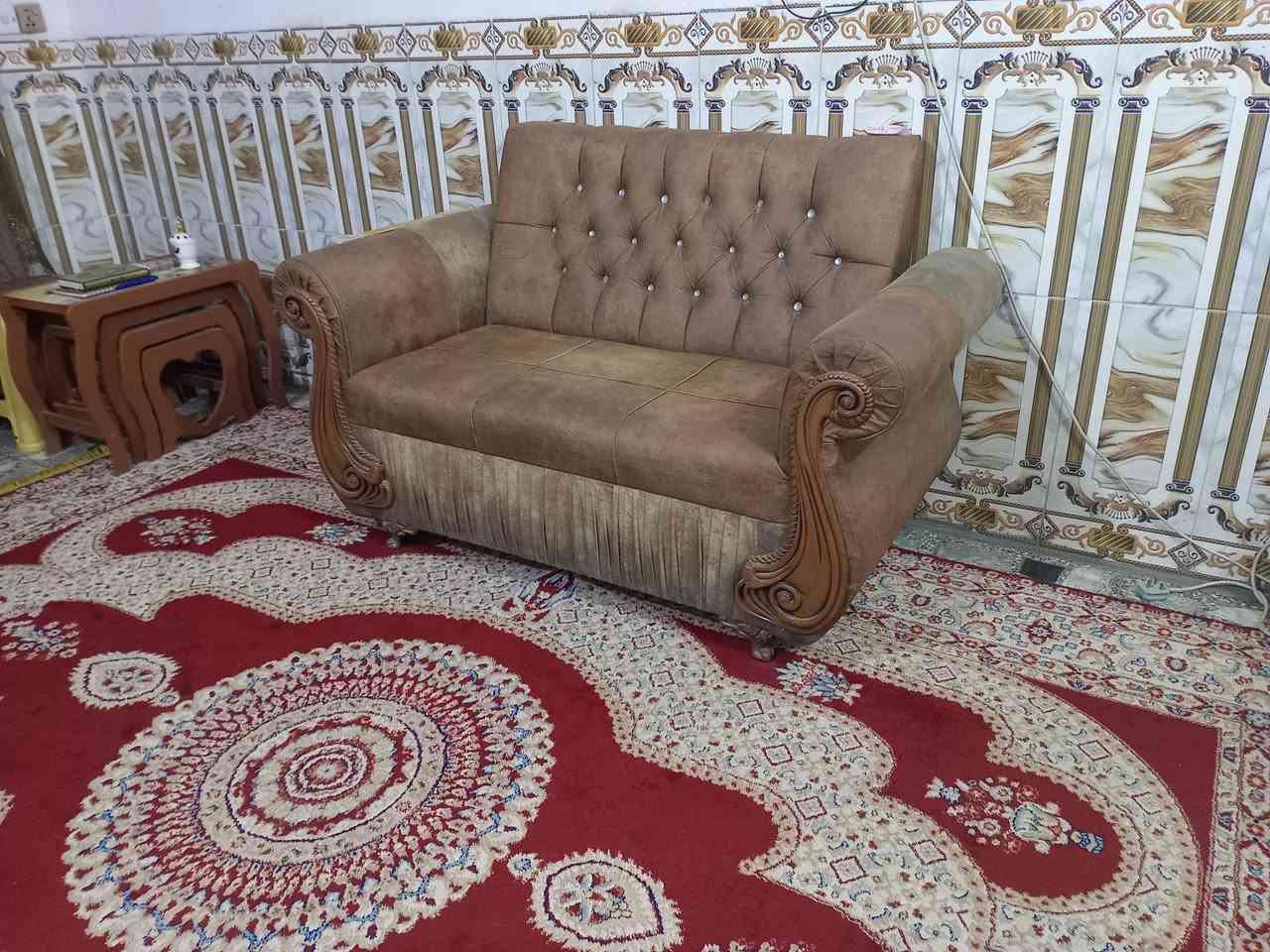 سلام عليكم عندي تخم ديوان عشر مقاعد مستعملة للبيع العنوان بغداد التواصل على الرقم وتساب *********** وبيها مجال
