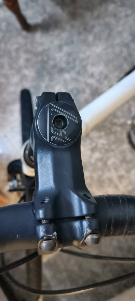 سلام عليكم بايسكل 🚲 ياباني🇯🇵 اصلي جديد 
نوع C700 glant
 ويل  Shimano
🚴كيرات كلهن شغالات اي نقص ما بي 
بريكات فول سرج جديد 🚵‍♀️
السعر ١٤٠ 
تاير هدية 
🚩عنواني جسر المثنى كميرة

📞***********
