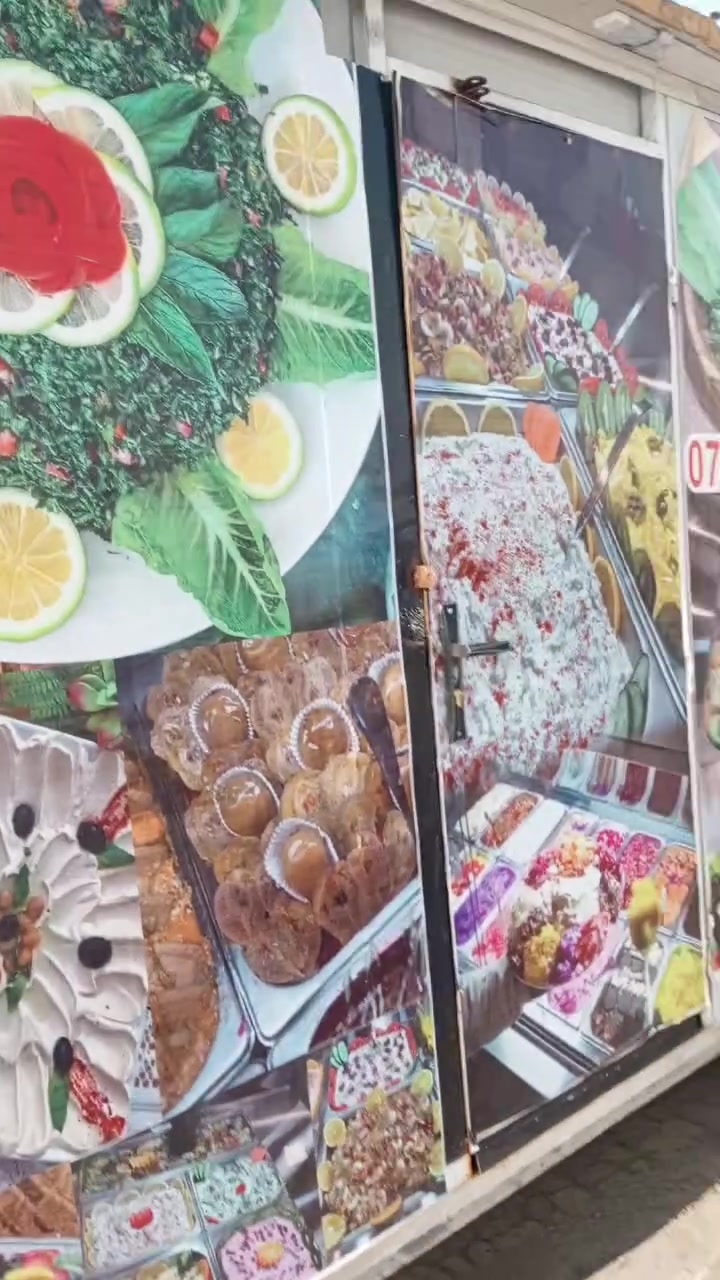 كرفان متحرك  مع براد مقبلات يحتوي على خزن داخلي كبير للبيع للاستفسار الاتصال على الرقم ***********
