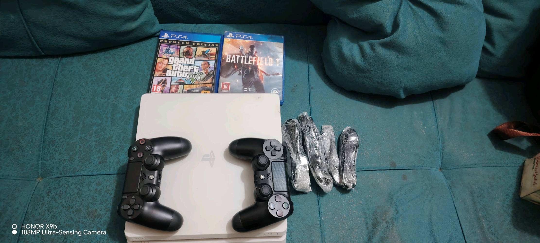 سلام عليكم  بلي 4 سلم اون لاين نصافه 100/100 جهاز ما مفتوح ابد  ملحقاته اصليه  بس يدات تجاري جديد صالي يومين  من ماخذهن وهذني ويه  قرص  جيتي اي هم جديد كلش   وقرص باتلفيلد مكان بابل حمزه الغربي 