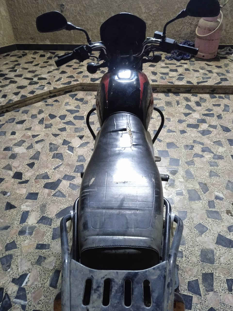 سلام عليكم شباب بوكسر موديل 23 بدون  كير محرك شرط اخرس لاتبخير ولاتنقيص ولاصوت كهربايات كلها شغاله سلف هندر دراجه لامكلوبه ولامدعومه عدله نقصه كلوب امامي وخلفي فقط رايدها مليون و50االف مكاني بغداد بشعب ***********
