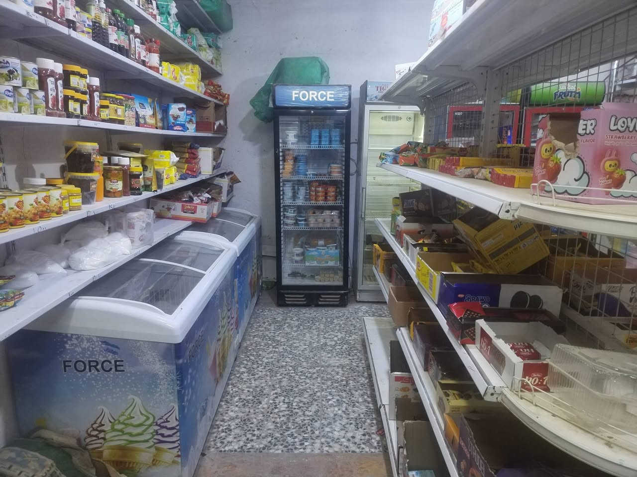 سلام عليكم ورحمة الله وبركاته (اسواق للبيع) المكان ابو رمانه قرب  سوق الخضر مكون من (٤برادارت) (و٢مجمدات) (وسفينه) وباقي الغراض بل تصوير للستفسار( ***********)
