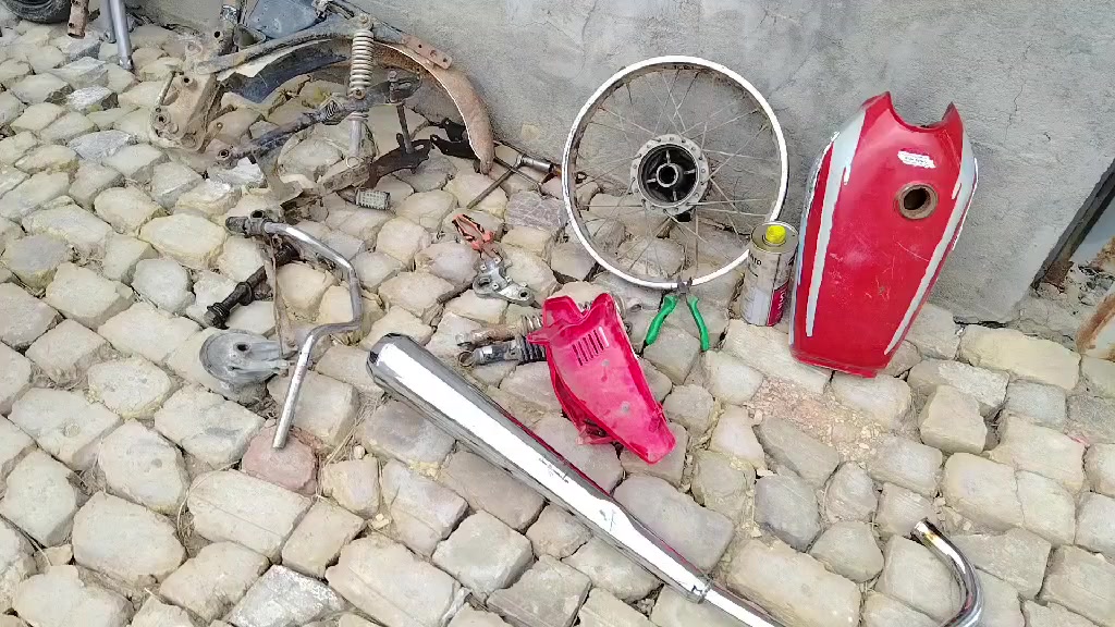 السلام عليكم للبيع شاصي بدون مكينه نامه الاصلي شغاله اغراض كامله عوزهن شي قليل المكان صدر المجر الشراي اتصل *********** السعر 180 وبيهن مجال قليل
