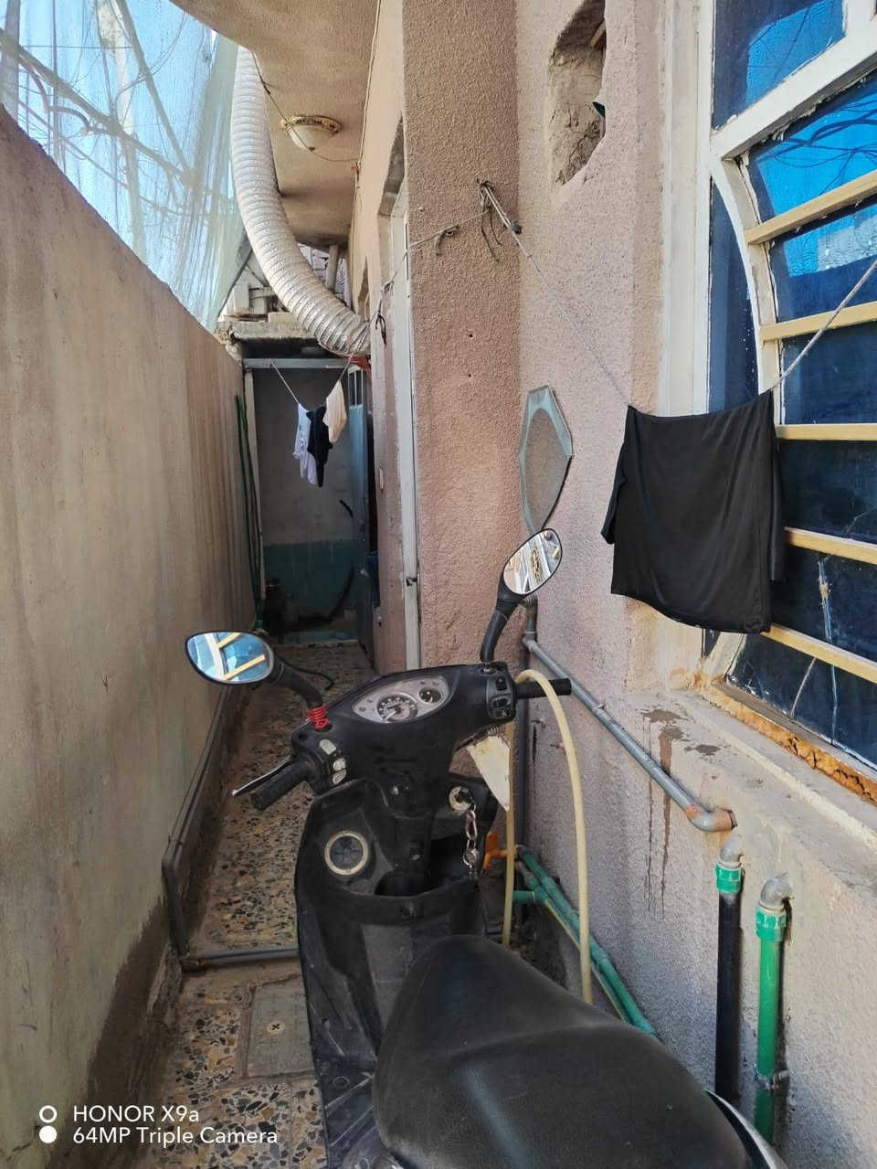 السلام عليكم بيت للبيع 
مساحة 85 
بي غرفتين واستقبال وصالة و مطبخ حار بارد وصحيات داخلية وخارجية 
العنوان الشعلة الدوانم شارع ابوهاتو قبل السجة 
السعر 85
للاستفسار ***********
